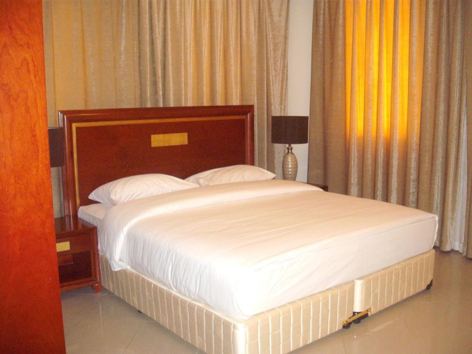 Abu Dhabi Plaza Hotel Apartments Екстериор снимка