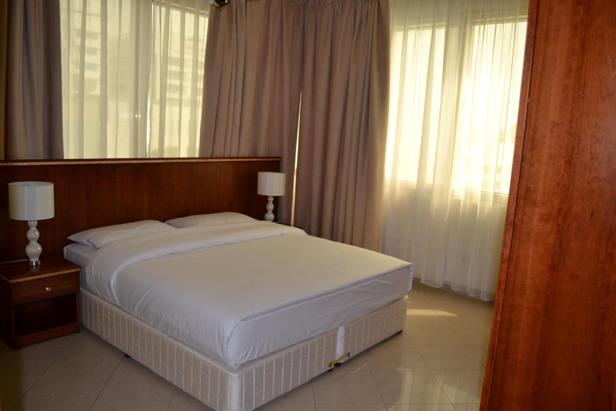 Abu Dhabi Plaza Hotel Apartments Екстериор снимка