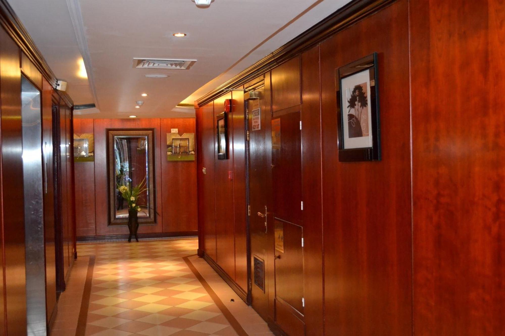 Abu Dhabi Plaza Hotel Apartments Екстериор снимка