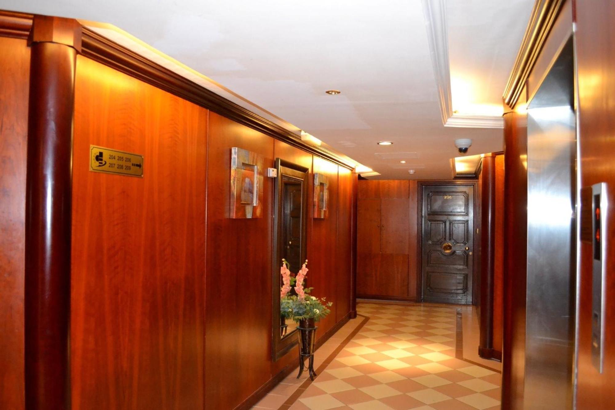 Abu Dhabi Plaza Hotel Apartments Екстериор снимка