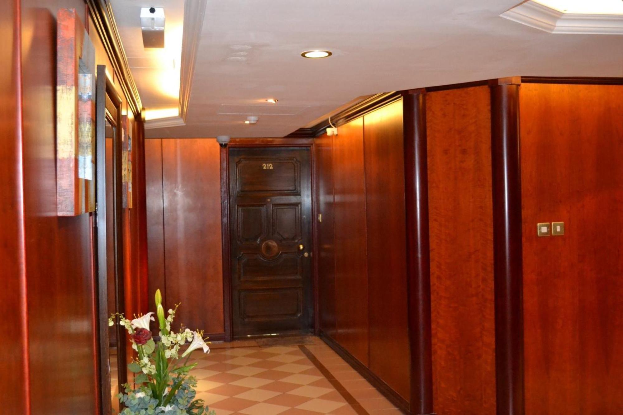Abu Dhabi Plaza Hotel Apartments Екстериор снимка