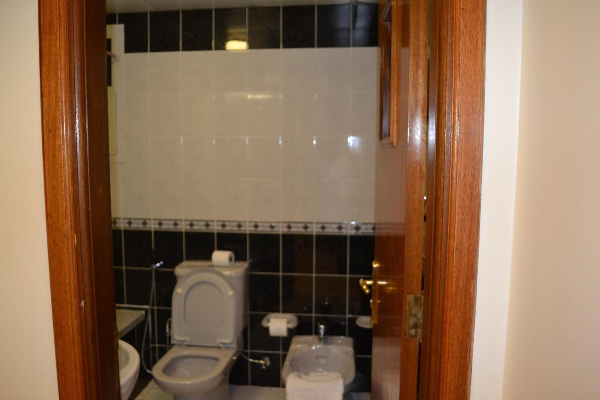Abu Dhabi Plaza Hotel Apartments Екстериор снимка