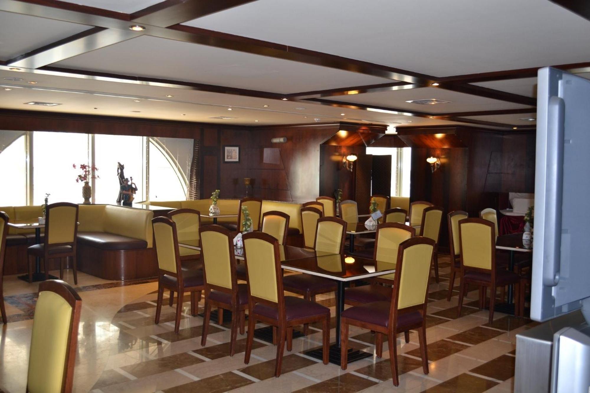 Abu Dhabi Plaza Hotel Apartments Екстериор снимка