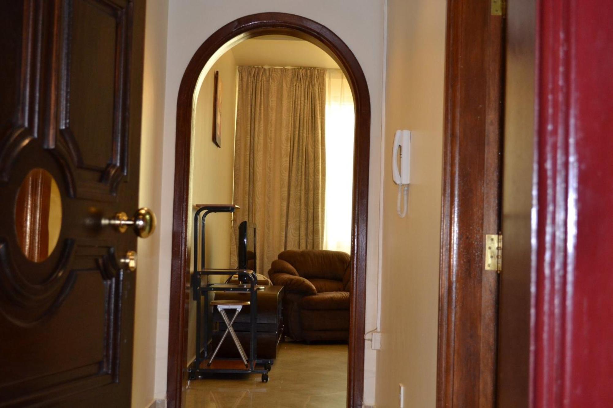 Abu Dhabi Plaza Hotel Apartments Екстериор снимка