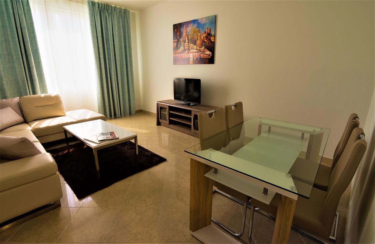 Abu Dhabi Plaza Hotel Apartments Екстериор снимка